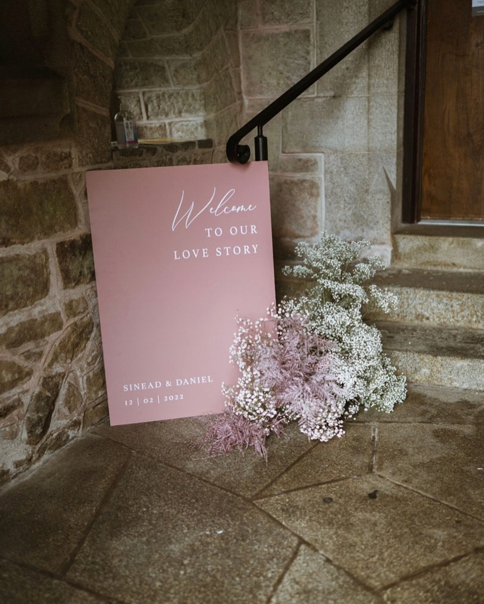 Just leaving this here so you can save for later for some gorgeous on the day inspo 🌸 

Also can we take a moment for these flowers from @wild_bunch_flowers 🫶🏻

Image @katshootsweddings 
Venue @tinakilly_country_house_hotel