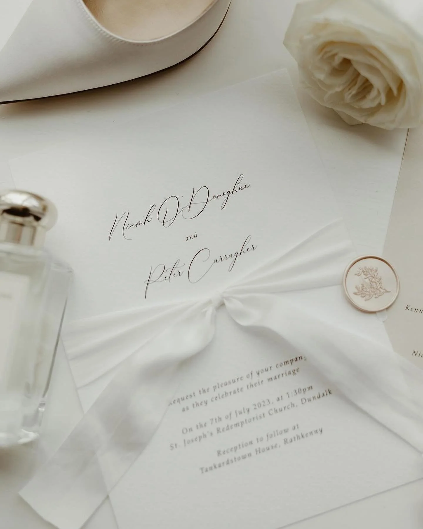 Digital print on luxury textured card, paired with our high quality envelopes 💌

You don&rsquo;t always need hot foil for a high end finish✨

.
Images @wildfernphoto 
Venue @tankardstownhouse 

.
#weddingstationery #weddingstationerydesign #weddings