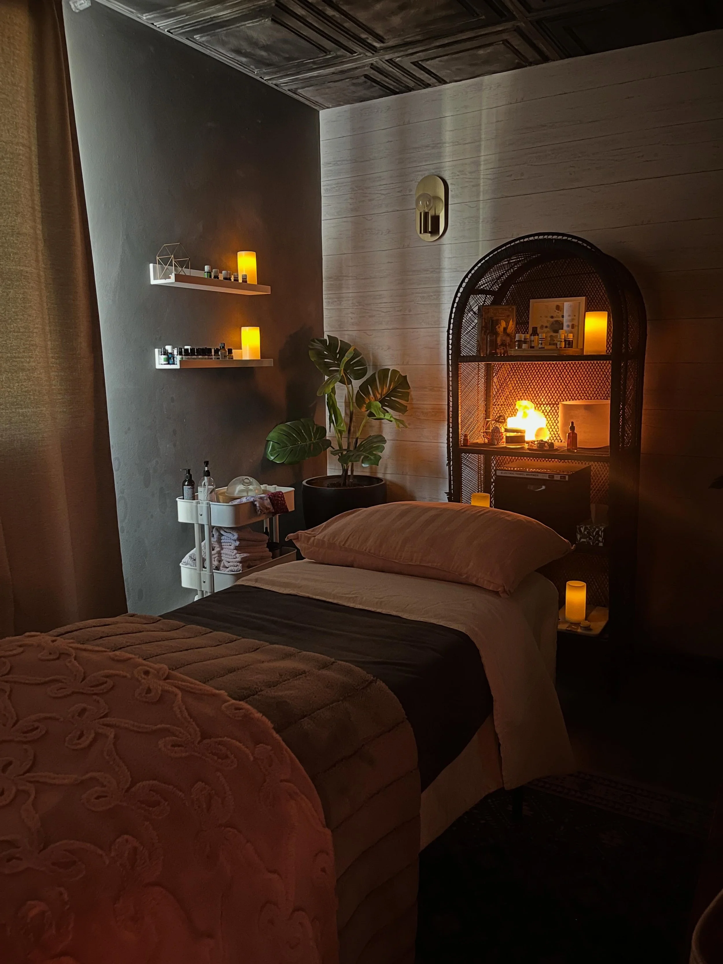 POV you get her something she wants for Mother&rsquo;s Day.

A quiet room.
An hour where no one needs anything from her.

Our Indian Head Massage treatments are designed to help her fully exhale, easing tension through the scalp, neck, shoulders, and