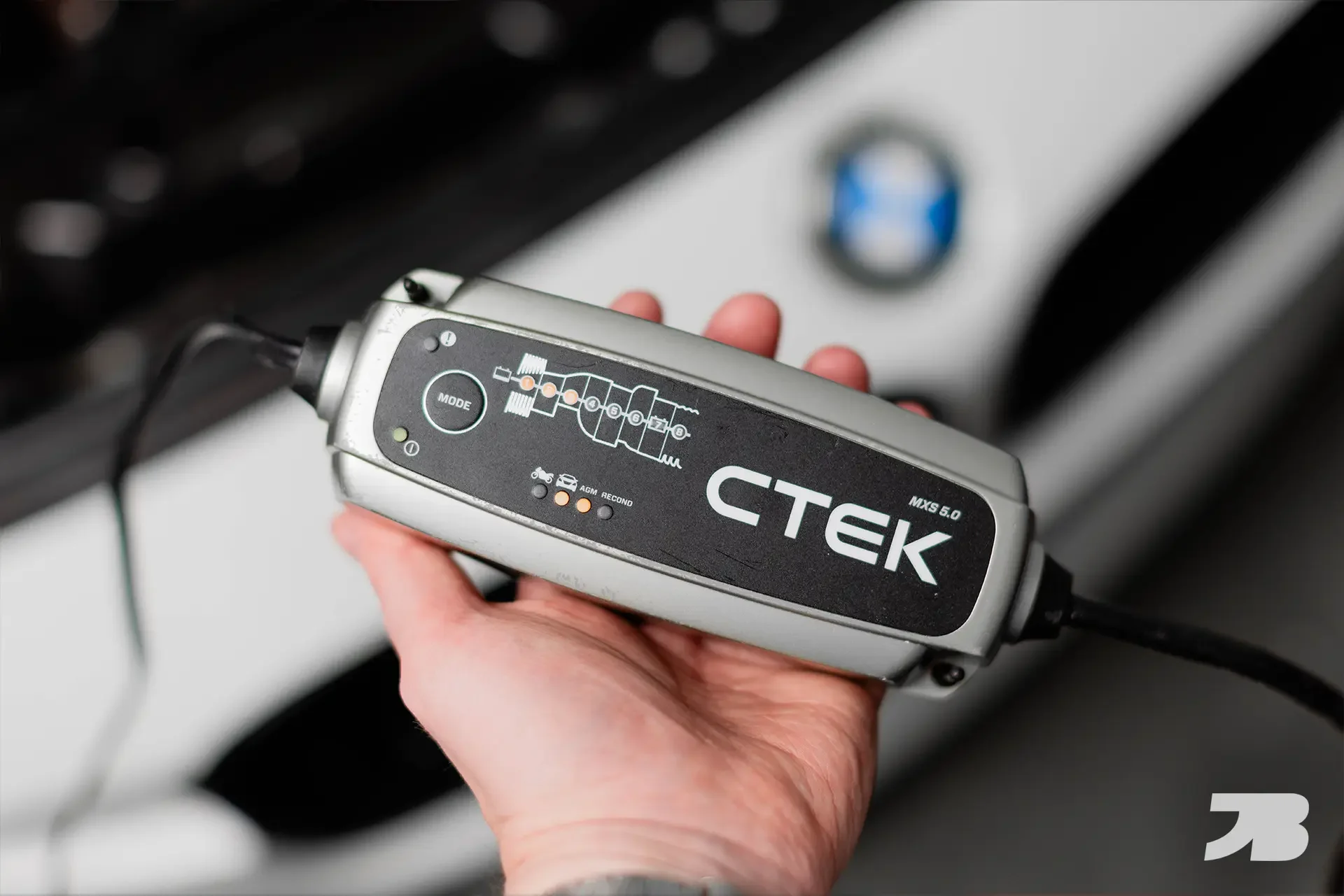 Holding CTEK MSX 5.0 battery tender