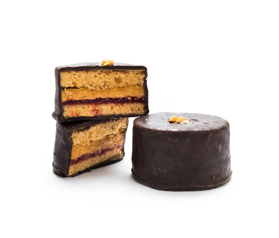PB+J Peanut butter cream filling and raspberry jam schmear form the nutty nucleus of this snack cake that makes for a tastier (and tinier!) alternative for your lunch box. A personal favorite of Ring Ding Bar’s founder Madeline Lanciani!