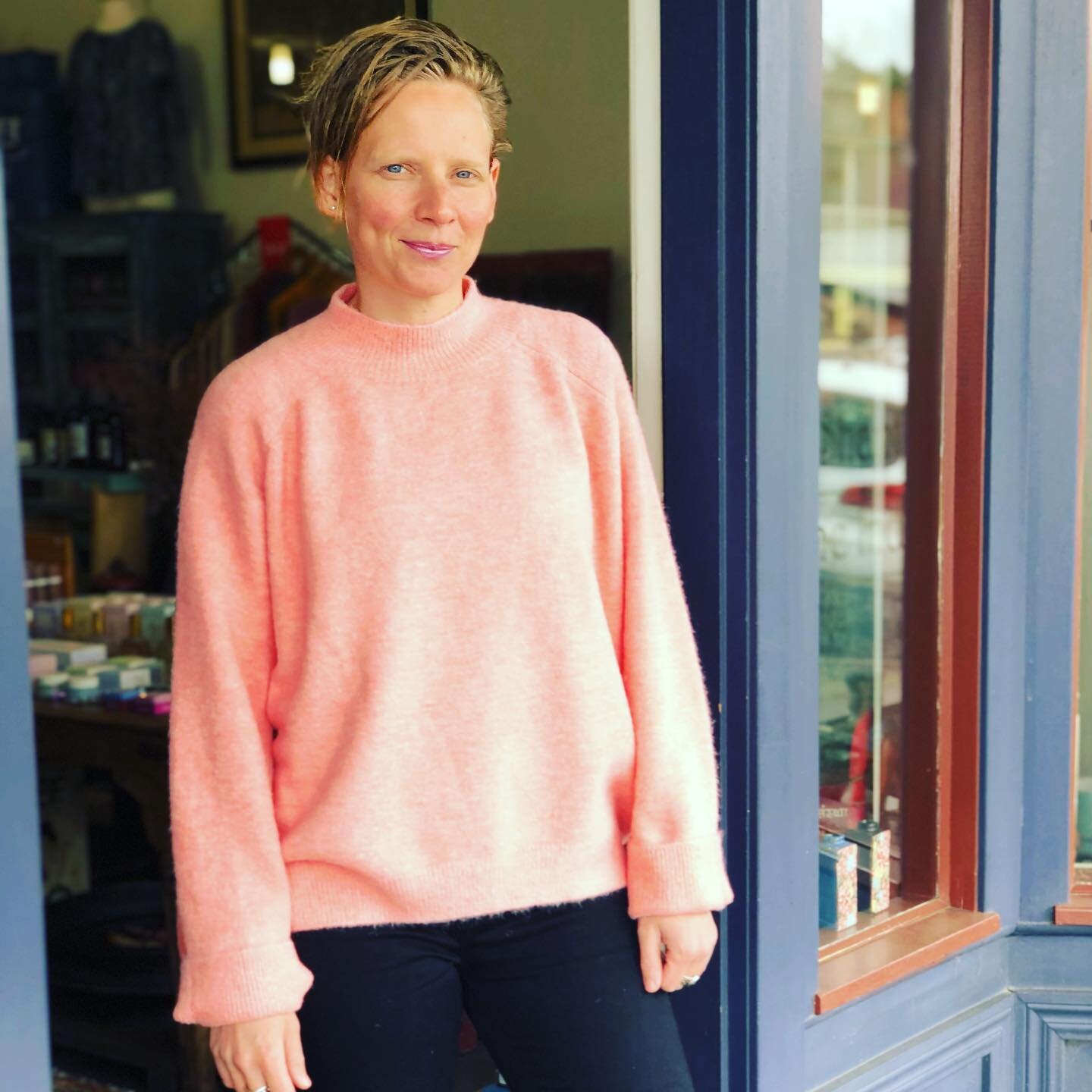 ☀️ A glorious sunny day in Kyneton, with the local farmers market and Lost Trades Fair on this weekend. So many visitors in town. 

New winter knits have arrived too. 
Miranda wearing the gorgeous 🍑peachy coral knit @jjsisters_australia

#kyneton #d