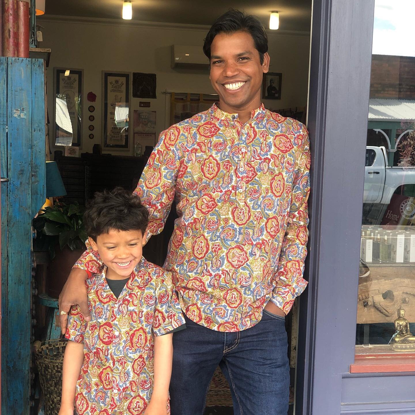 Welcome to the sunshine☀️ and look at these gorgeous two wearing our hand block printed 100% cotton shirts from India!! 🇮🇳 

#handblockprinted #cottonshirts #textiles #textilesofindia #summershirts #colourfulindia #madeinindia #artisansofindia #kyn