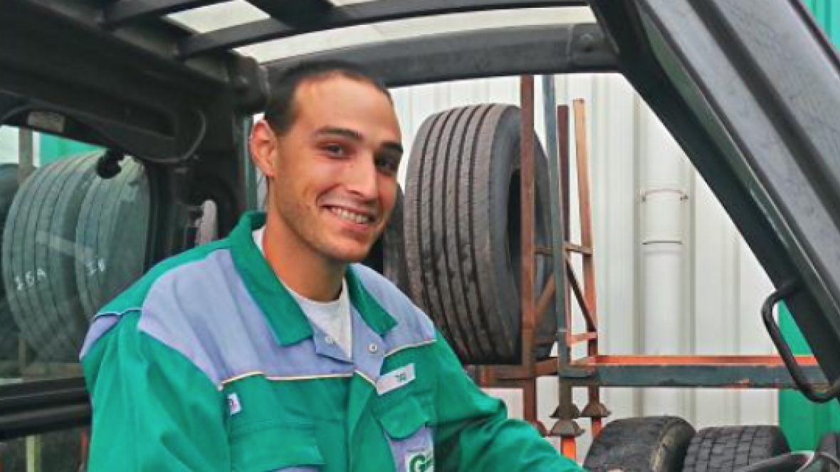 Dos hombres hacen el trabajo de cuatro, en la mitad de tiempo en Graas Pneus usando el Easy Stacker 1200...