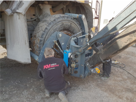 KM Däckservice - un seul homme peut désormais assurer seul le service des pneus