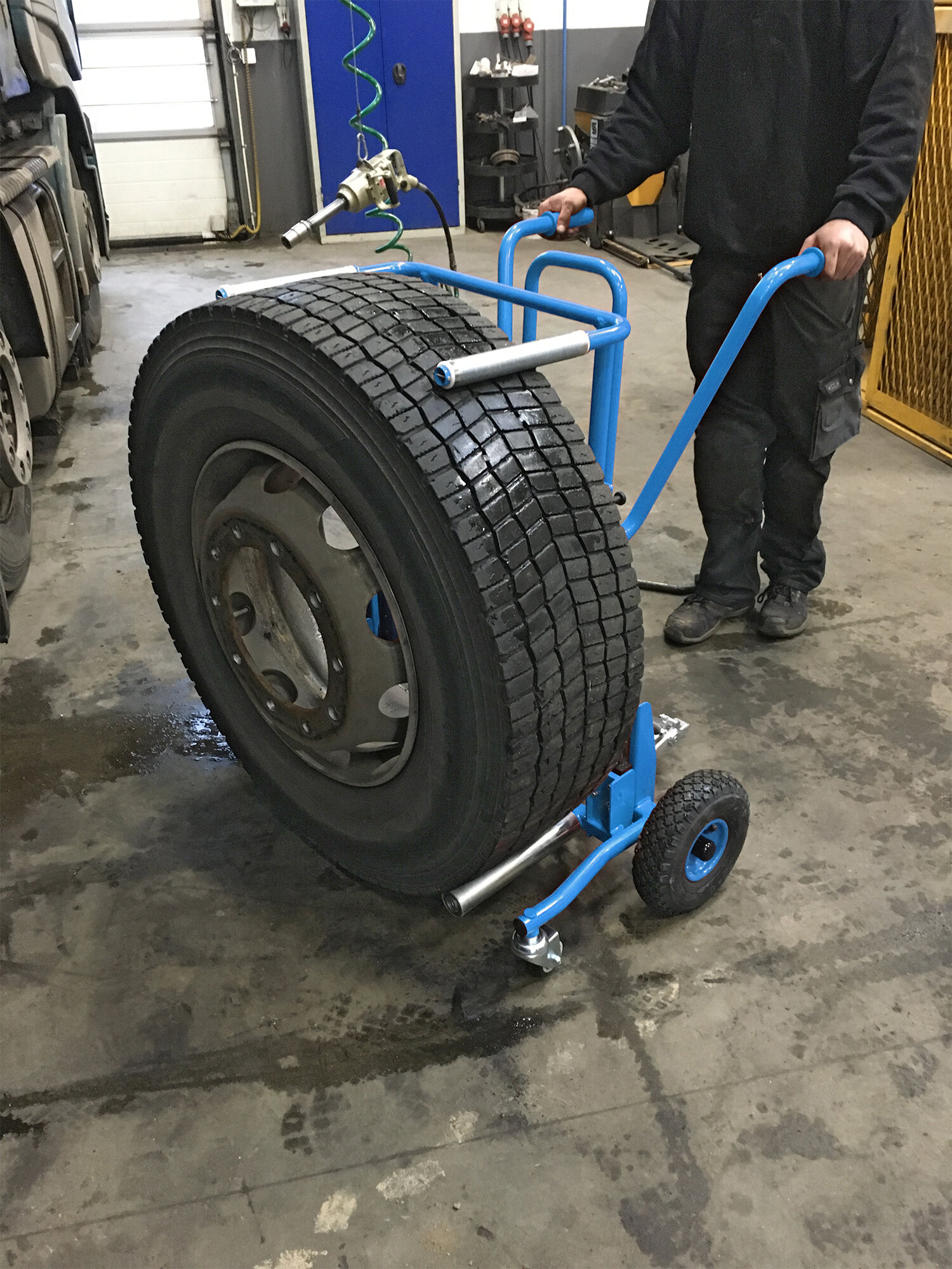 Easy Truck Trolley - manipulación segura de neumáticos de camión en los talleres