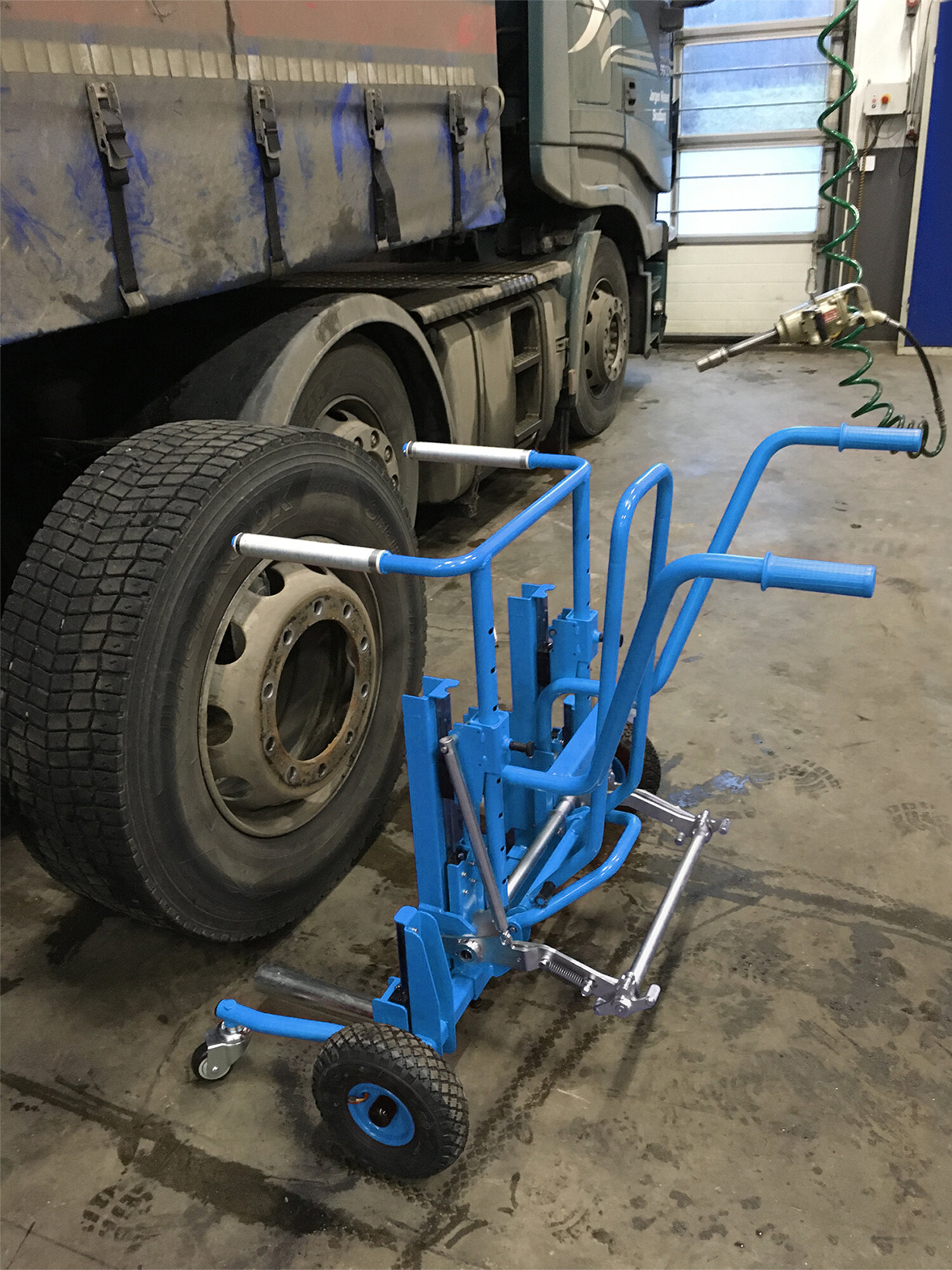 Easy Truck Trolley - sichere Handhabung von Lkw-Reifen in Werkstätten