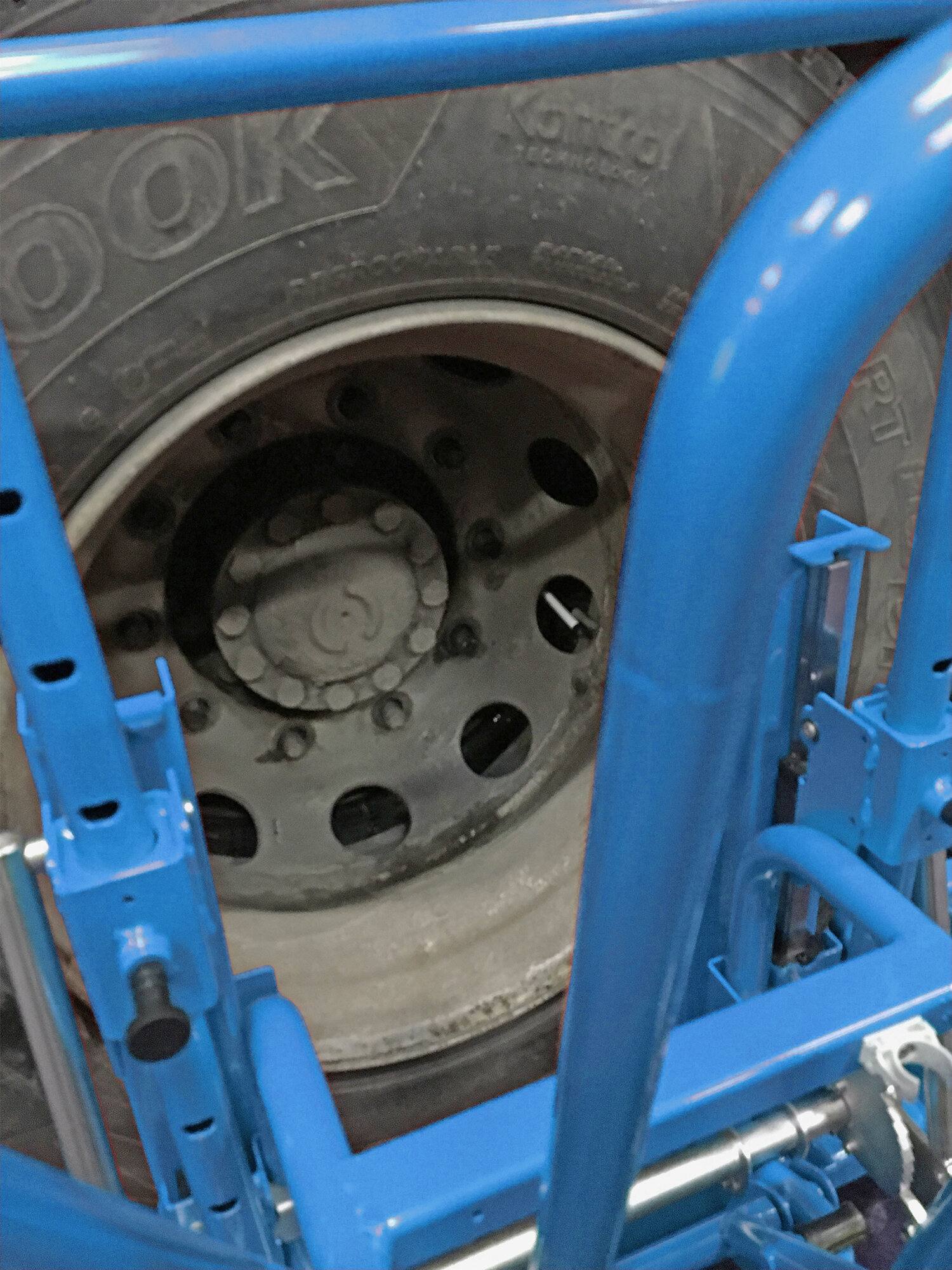 Fácil alineación de los tornillos de los neumáticos mediante Easy Truck Trolley