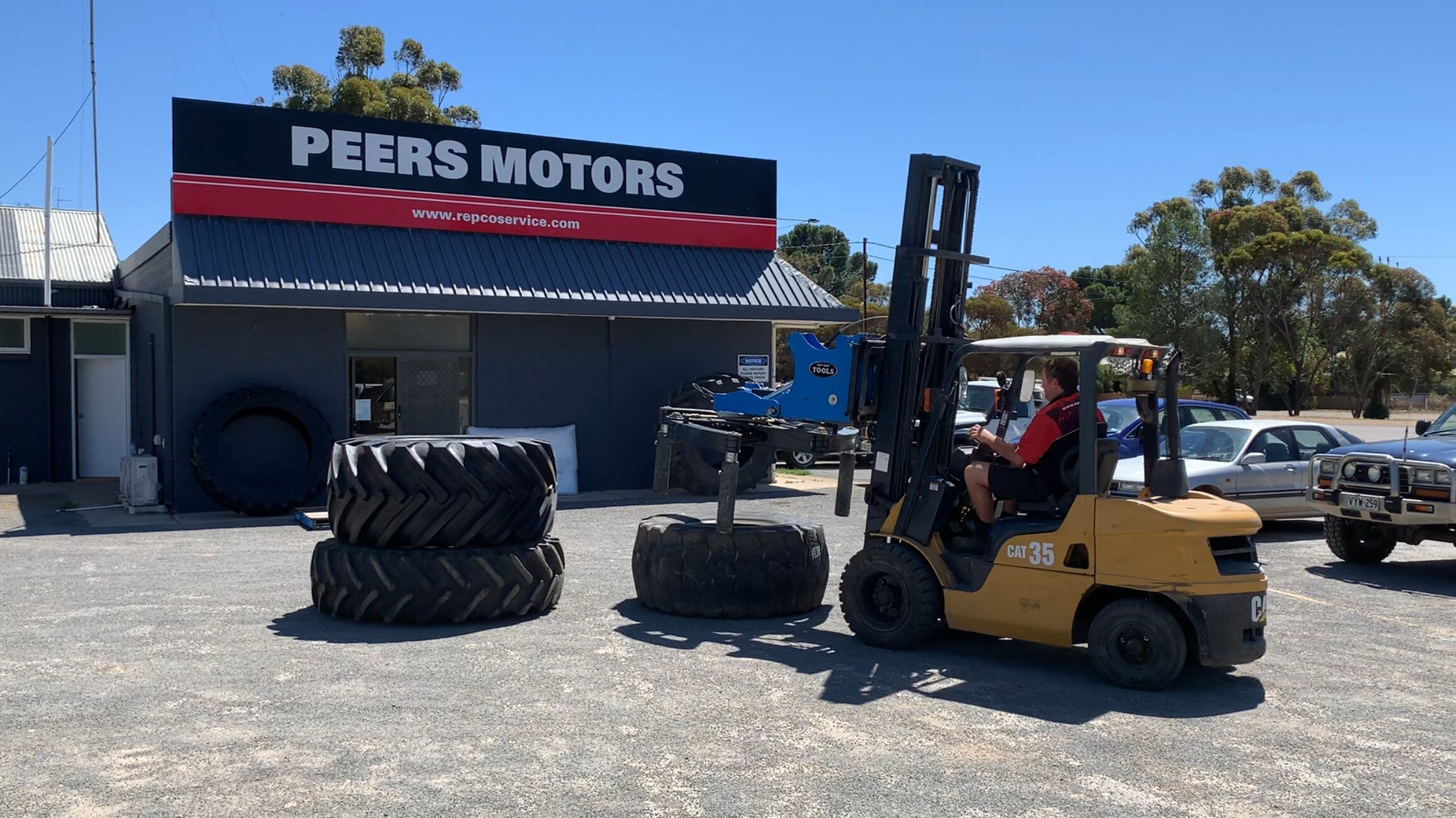 Manuseamento eficiente e seguro de pneus na Peers Motors, Austrália