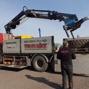 A KM Däckservice oferece o serviço móvel serviço de pneus utilizando Easy Gripper instalado num camião-grua