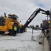 A KM Däckservice oferece o serviço móvel serviço de pneus utilizando Easy Gripper instalado num camião-grua