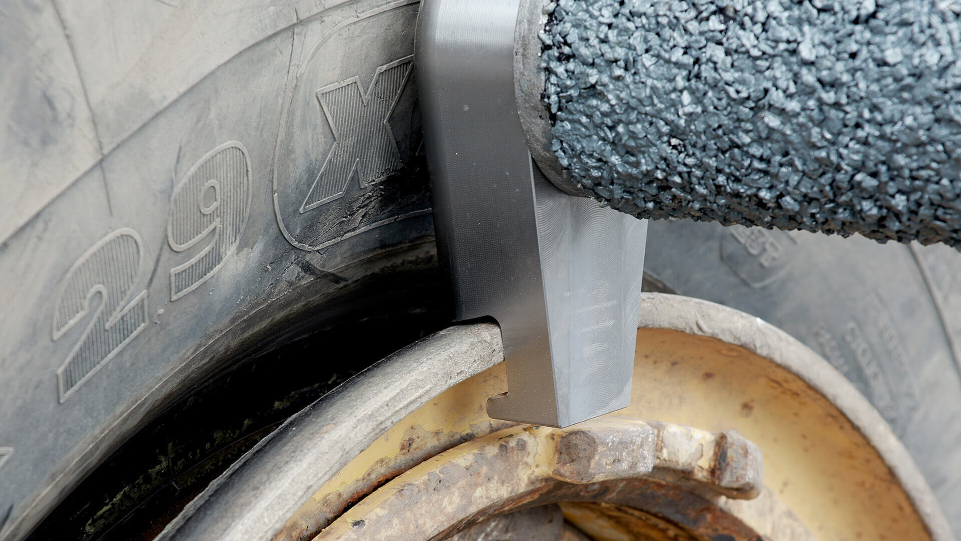 Manuseamento eficiente de anéis de pneus usando ferramentas de manuseio de anéis da Just Easy Tools