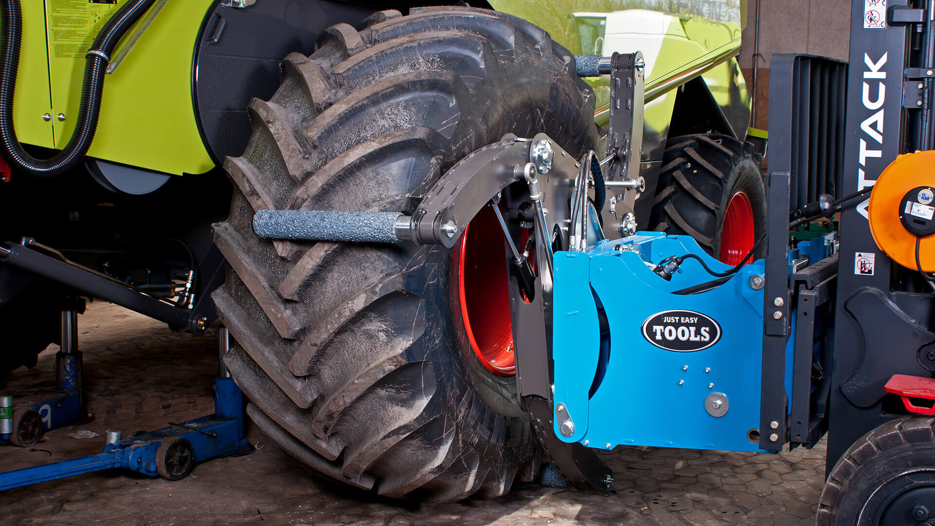 Handling of AGRO tyres using Easy Gripper 2160