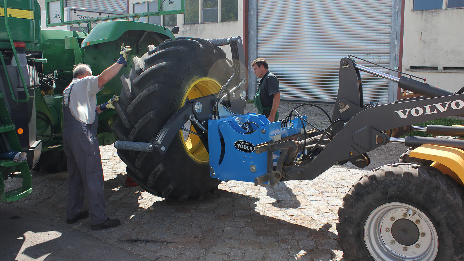 Handling of AGRO tyres using Easy Gripper 2160