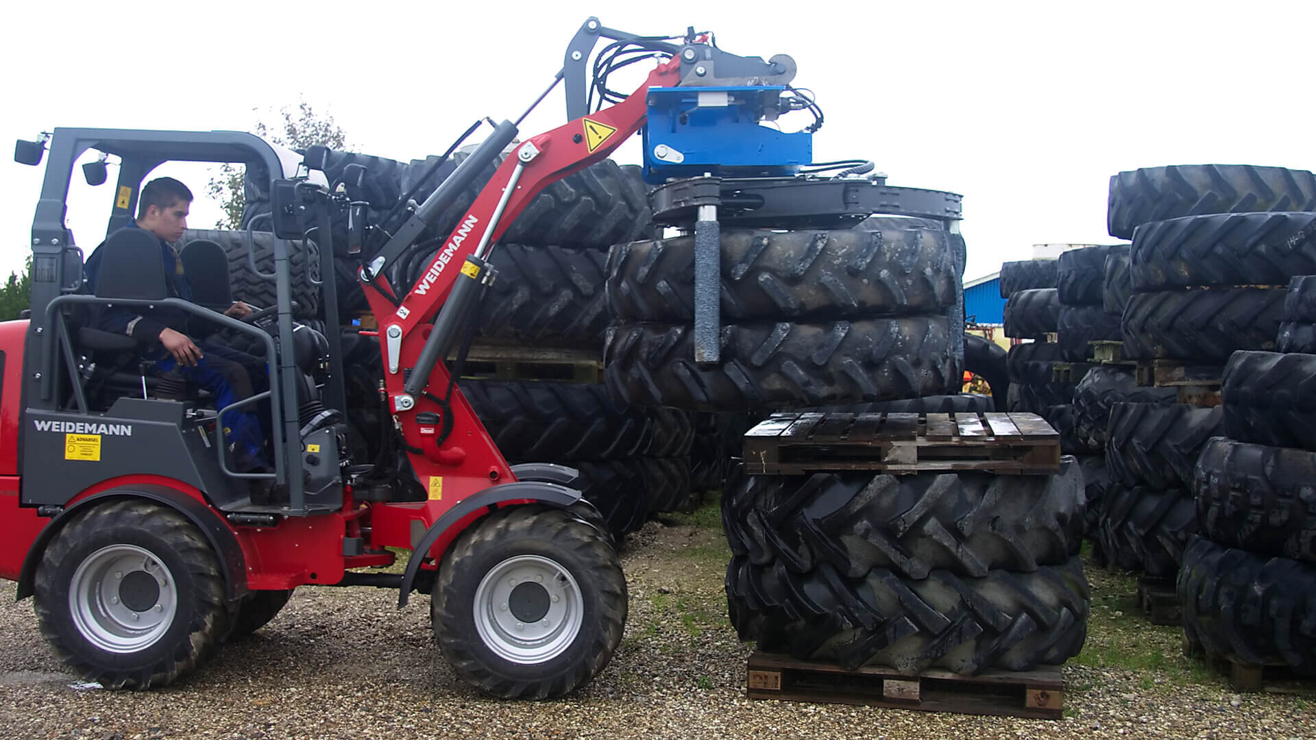 Optimize space by stacking of tyres using Easy Gripper