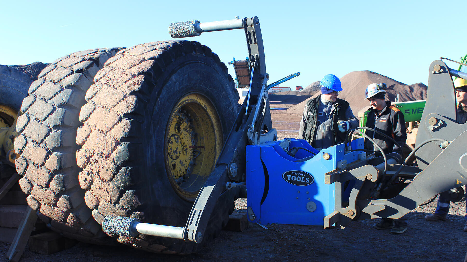 Safe handling of OTR tyres using Easy Gripper 2400-2T