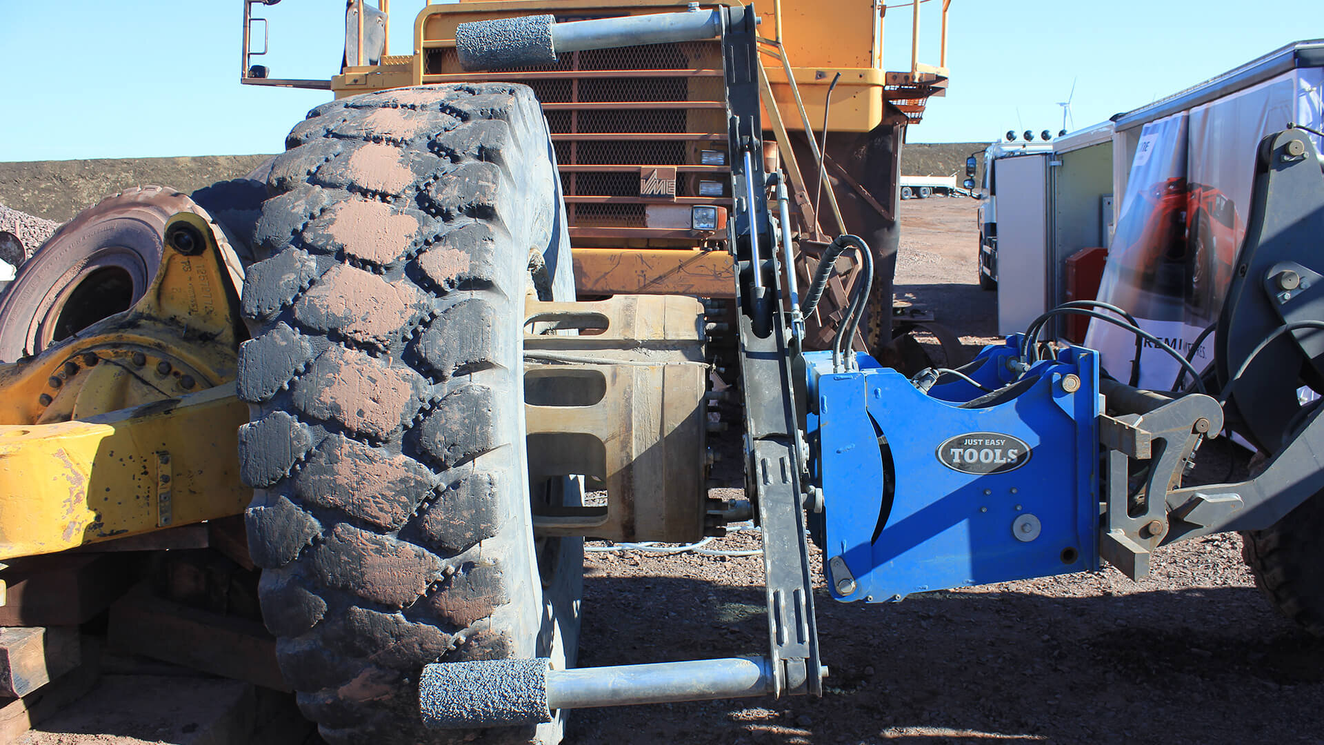 Safe handling of OTR tyres using Easy Gripper 2400-2T