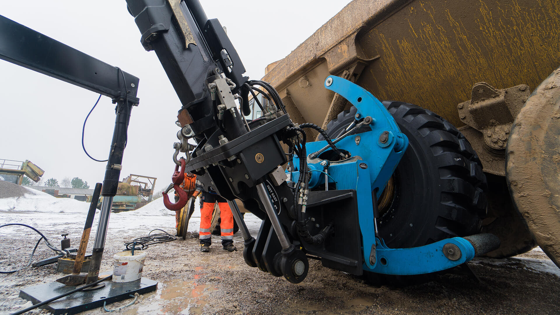 Mobile tyre service with Easy Gripper 2400-2T installed on truck crane