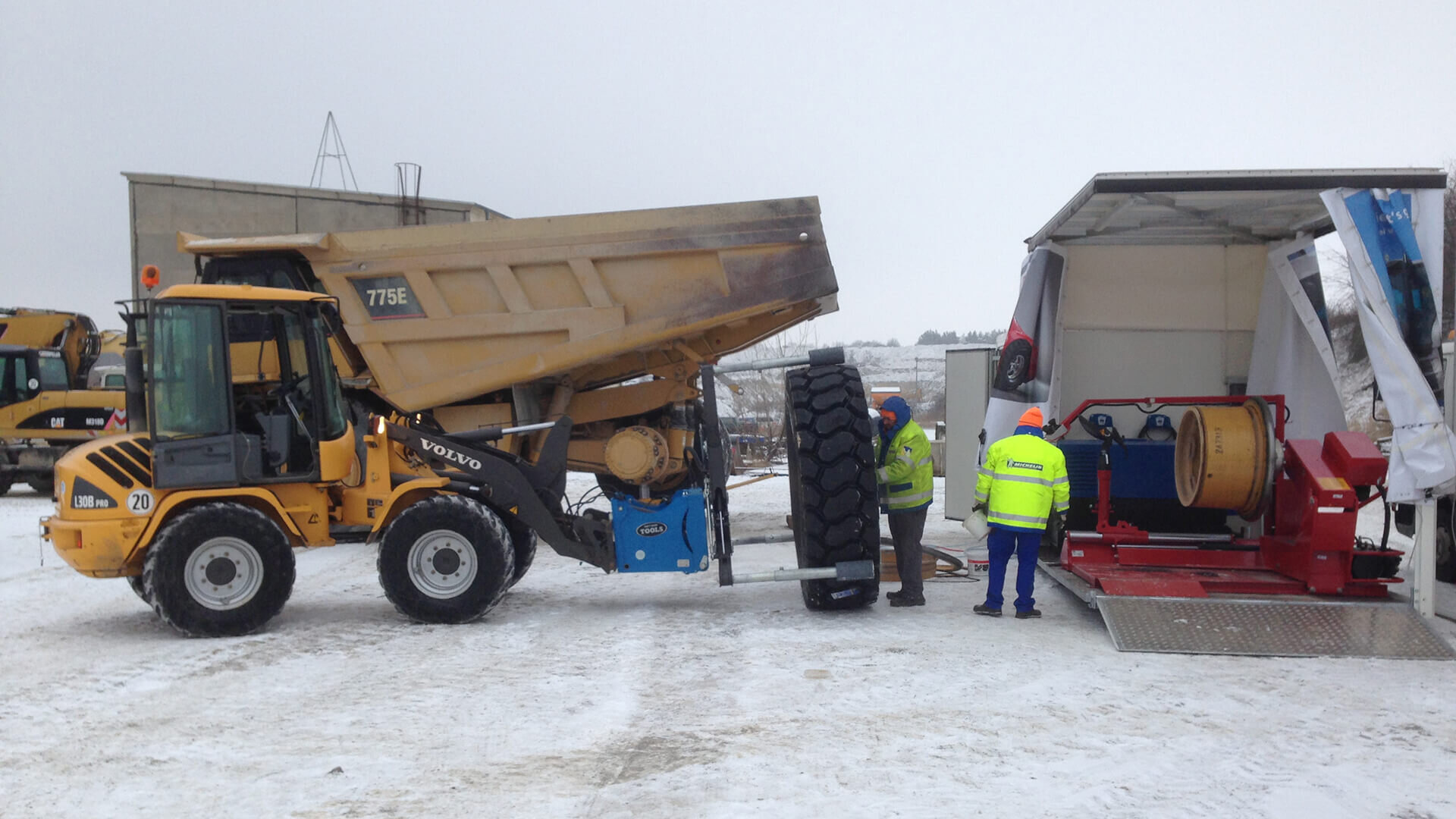 Safe handling of OTR tyres using Easy Gripper 2400-2T