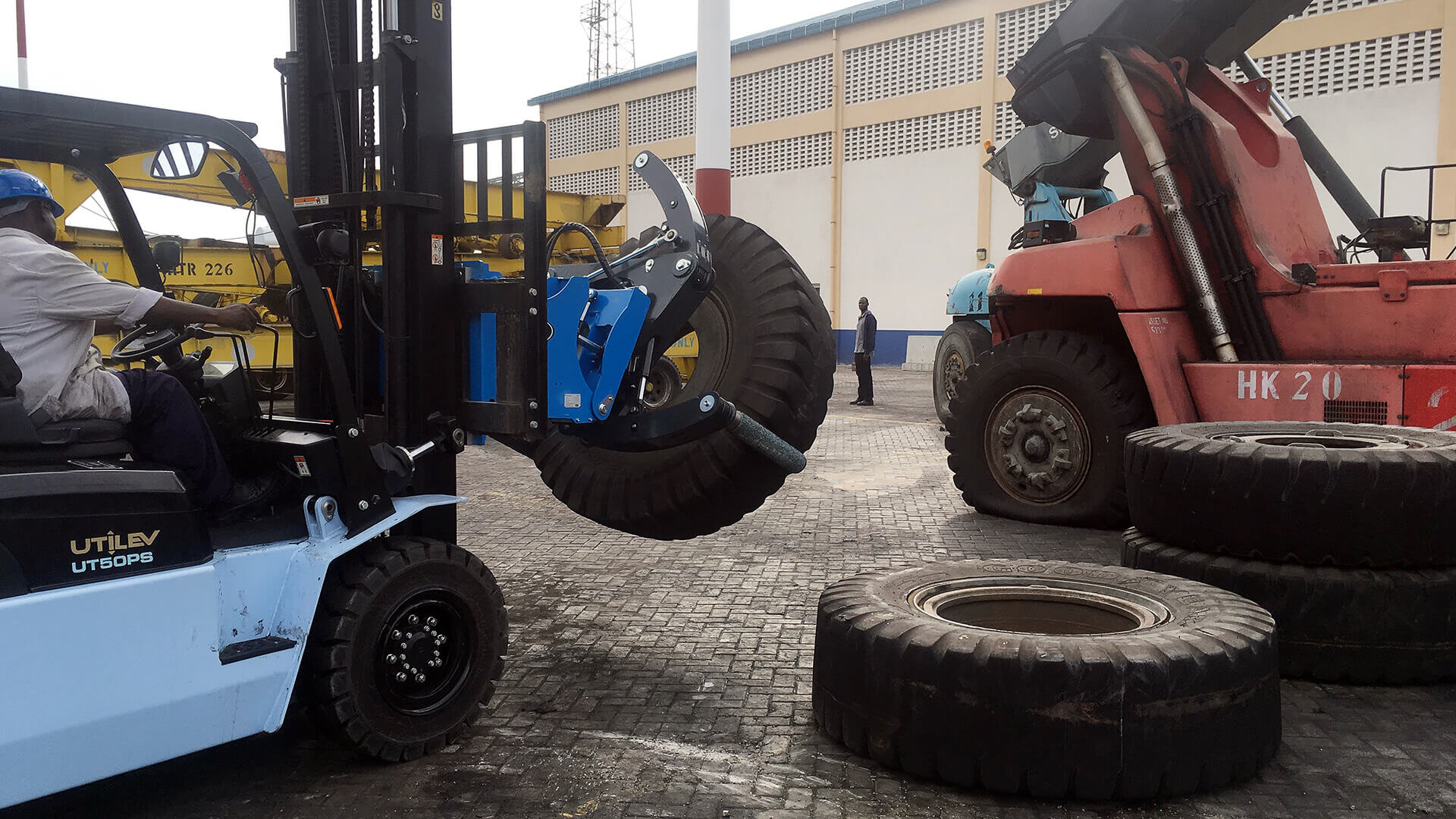 Safe handling of Reach Stacker tyres using Easy Gripper 2400-2T