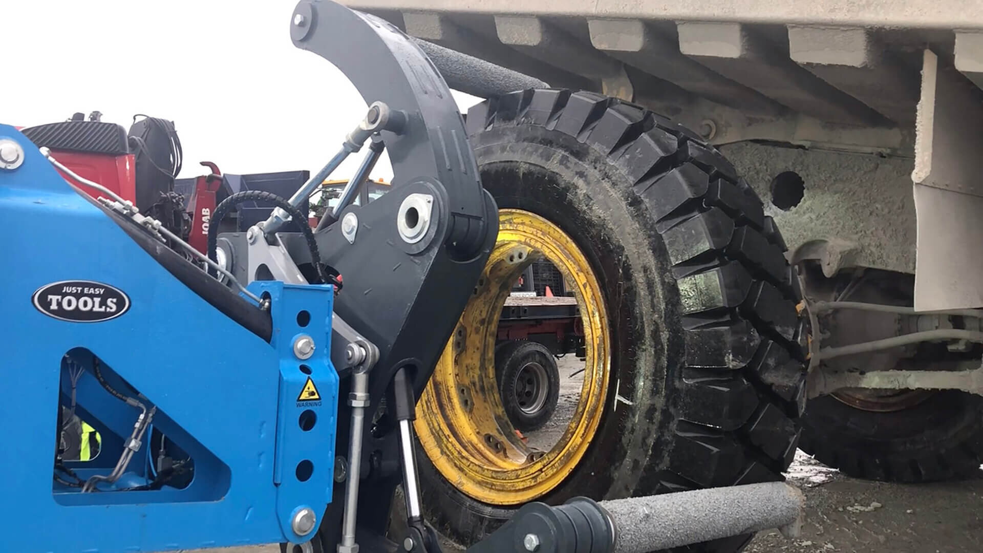 Easy Gripper 3400-5T traite les pneus OTR jusqu'à 5 tonnes