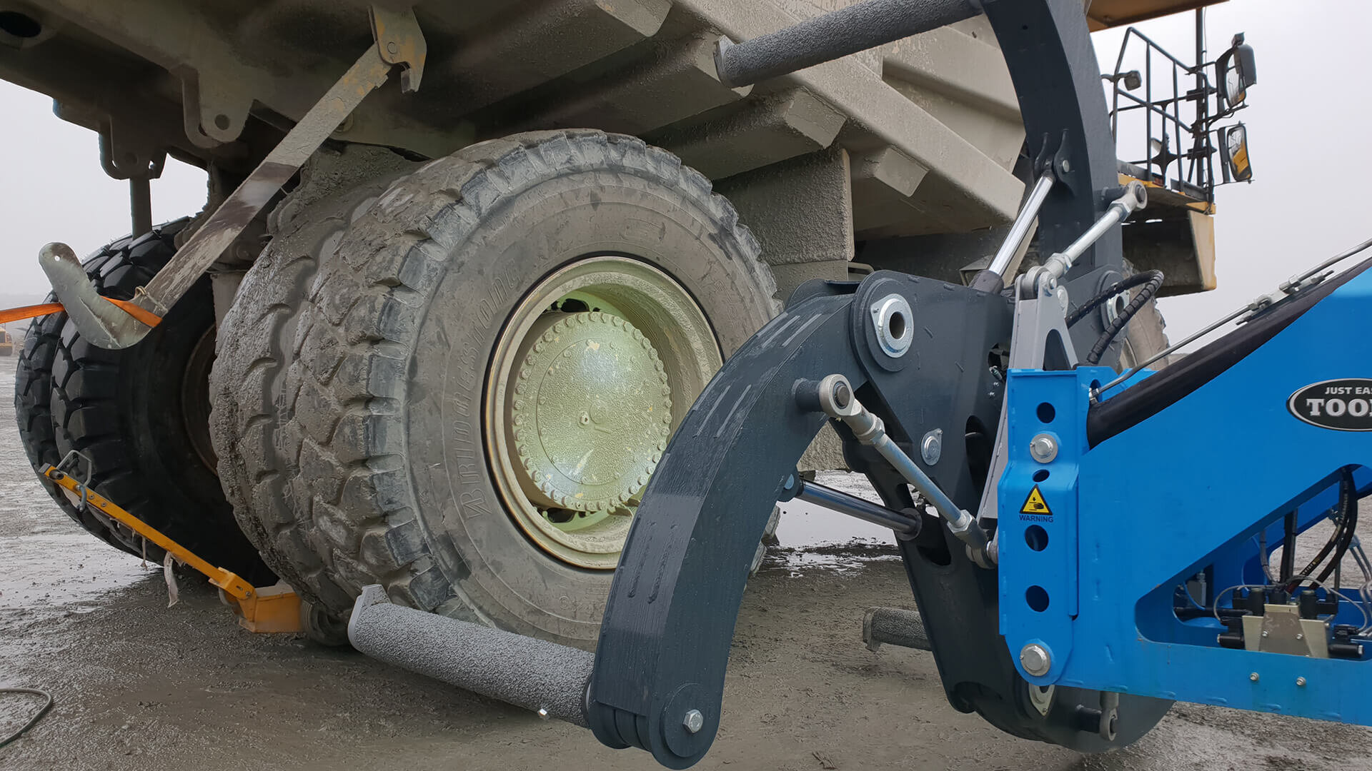 Easy Gripper 3400-5T traite les pneus OTR jusqu'à 5 tonnes