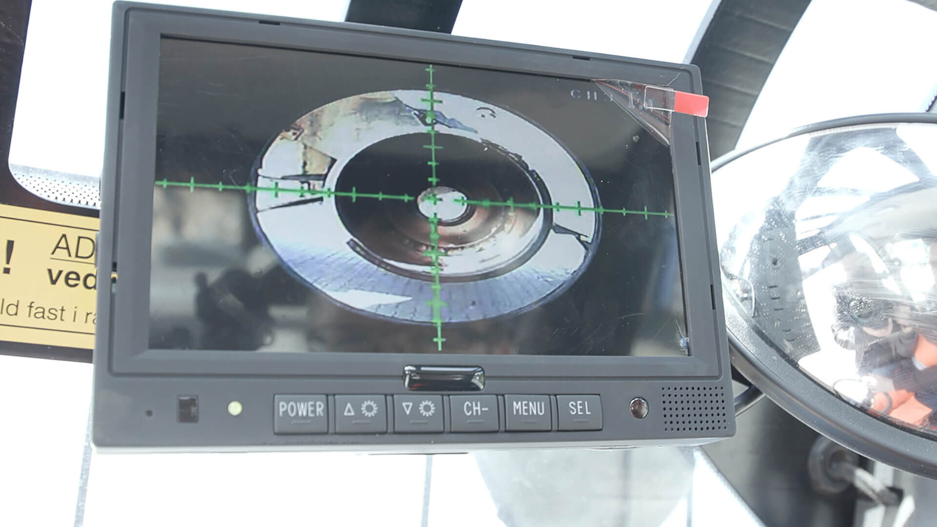 Safe and efficient tyre service with integrated camera system