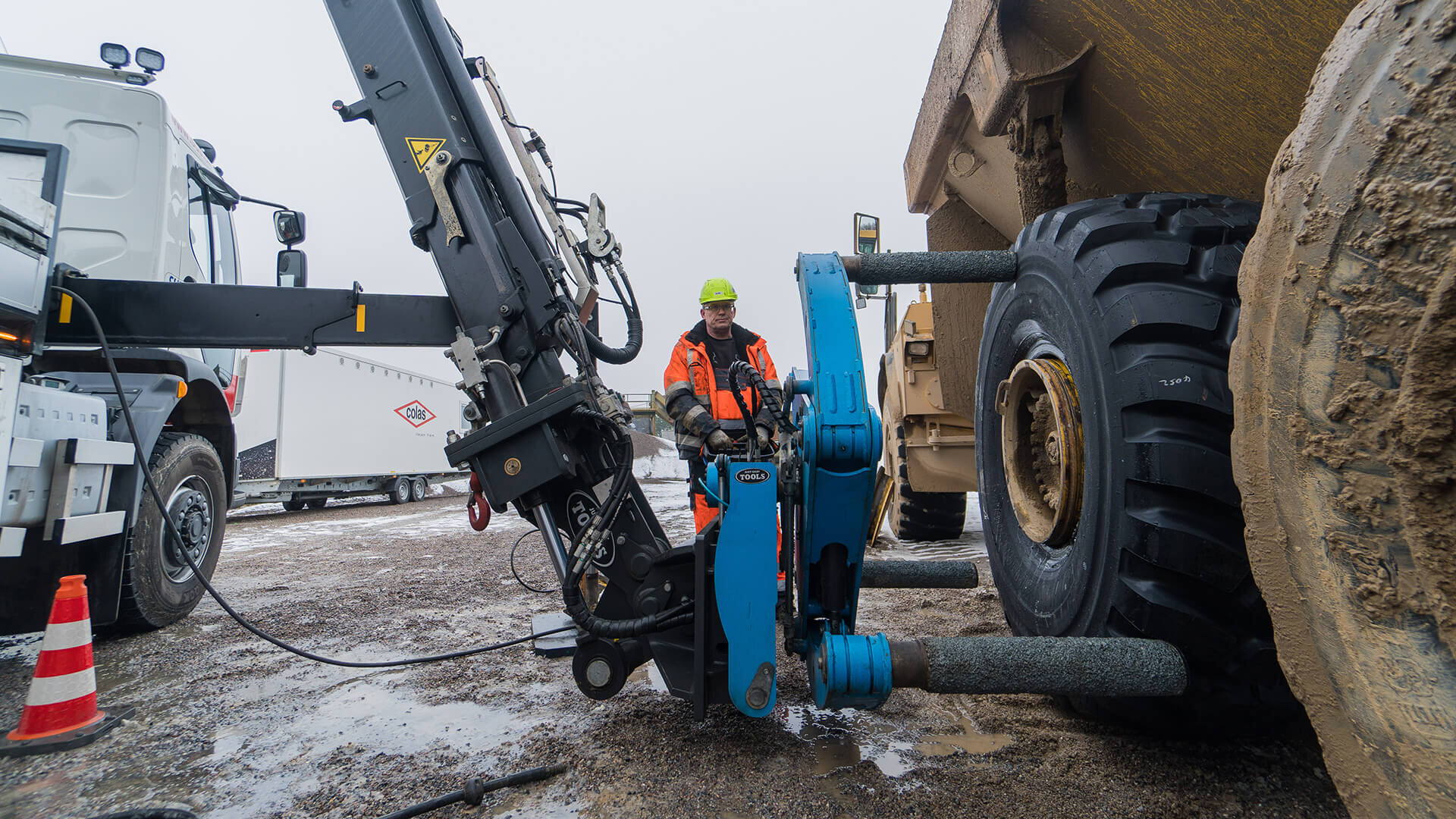 Mobile OTR tyre service with optimal flexibility