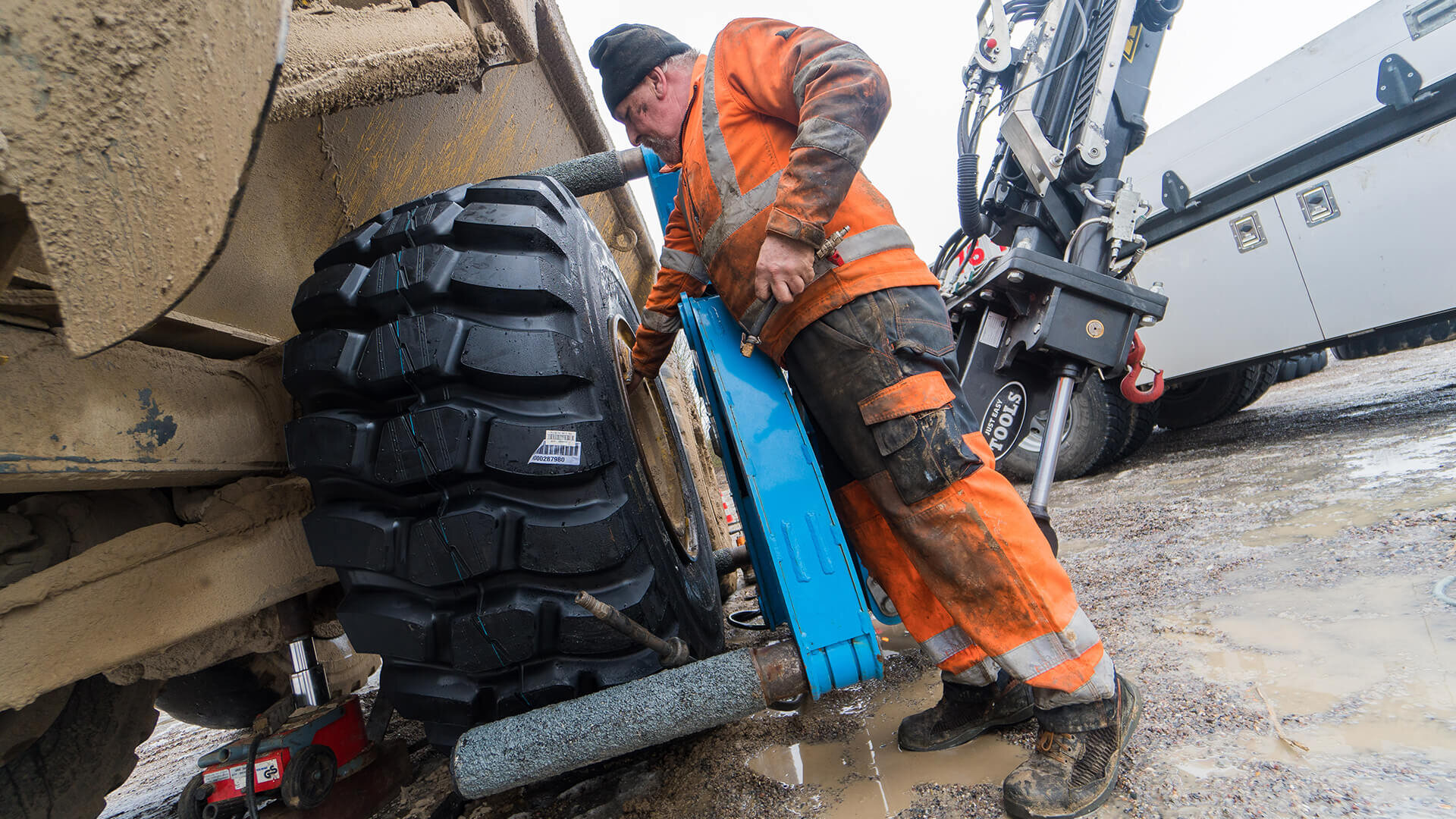 Manuseamento seguro e eficiente de pneus OTR