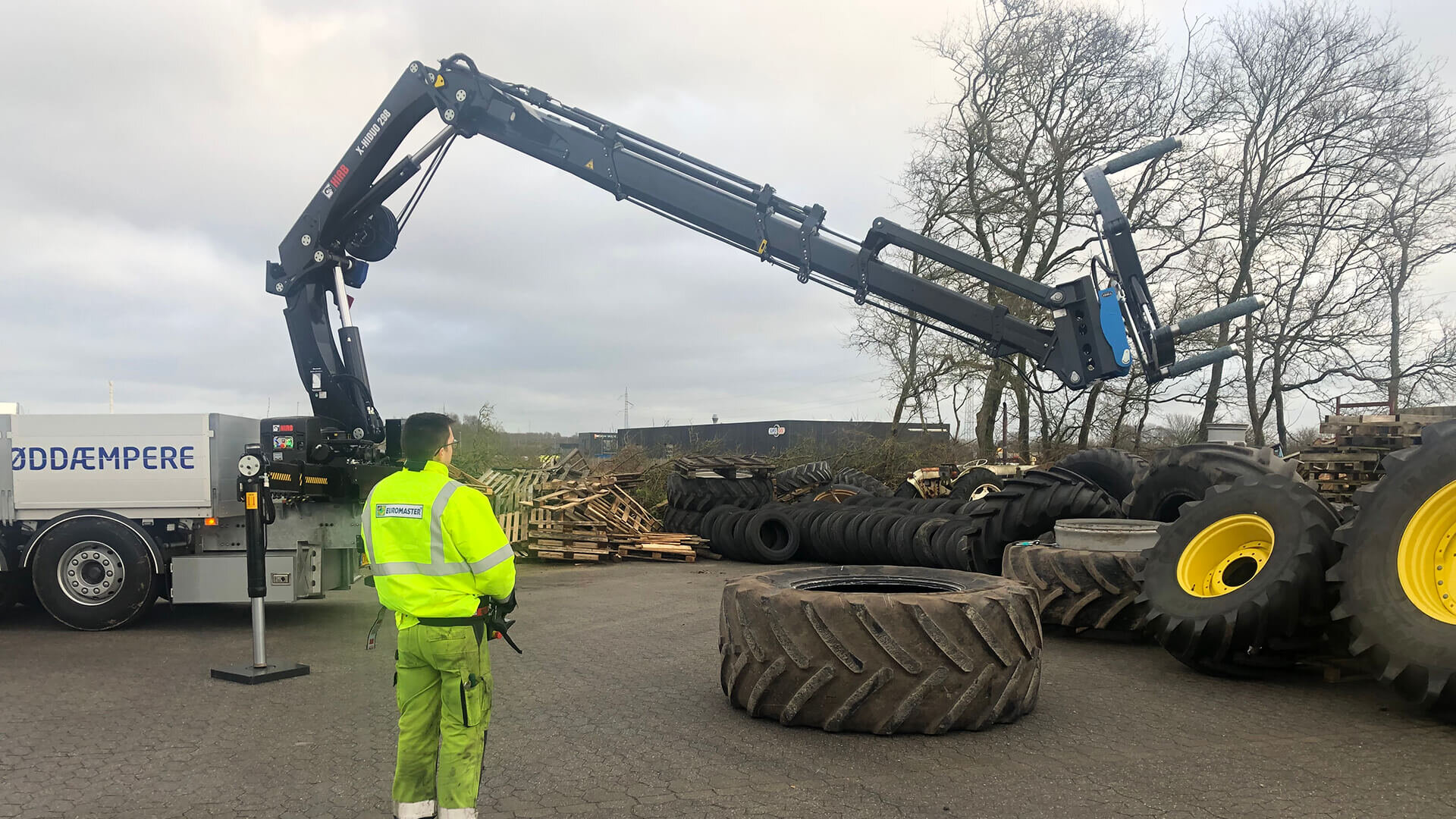 Service mobile de pneus OTR avec module de grue à pinces