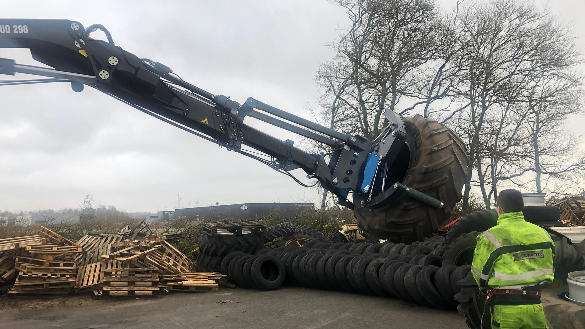 Service mobile de pneus OTR avec module de grue à pinces