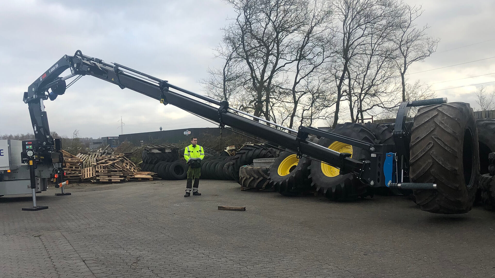 Service mobile de pneus OTR avec module de grue à pinces