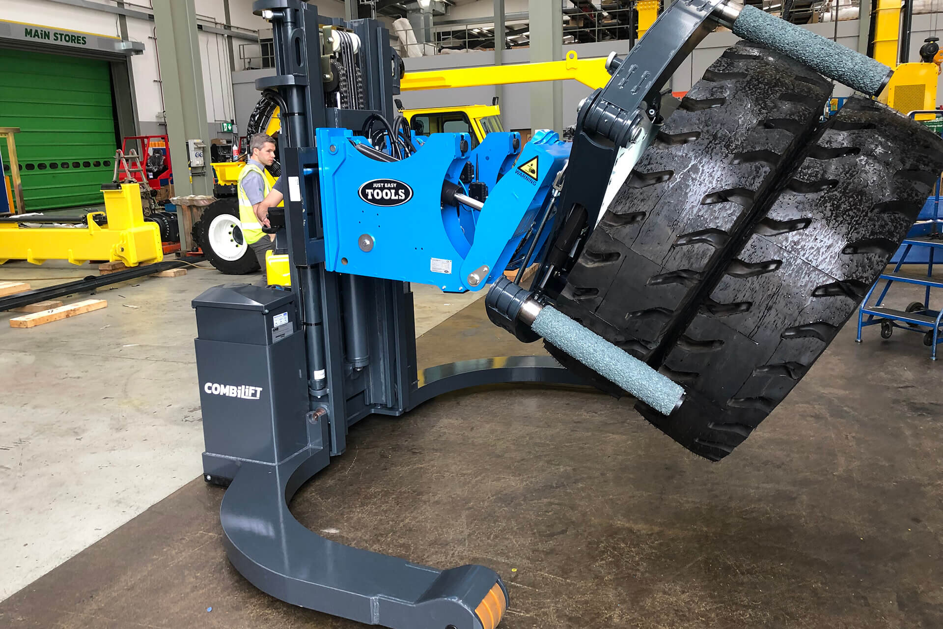 Safe and efficient handling of tyres up to 2 ton