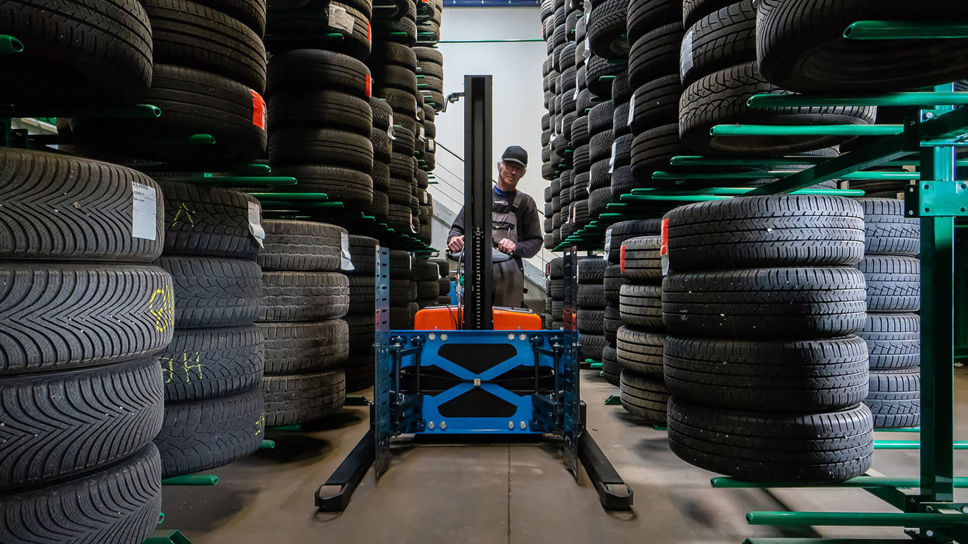 Easy Stacker 800 - efficient and safe car tyre handling