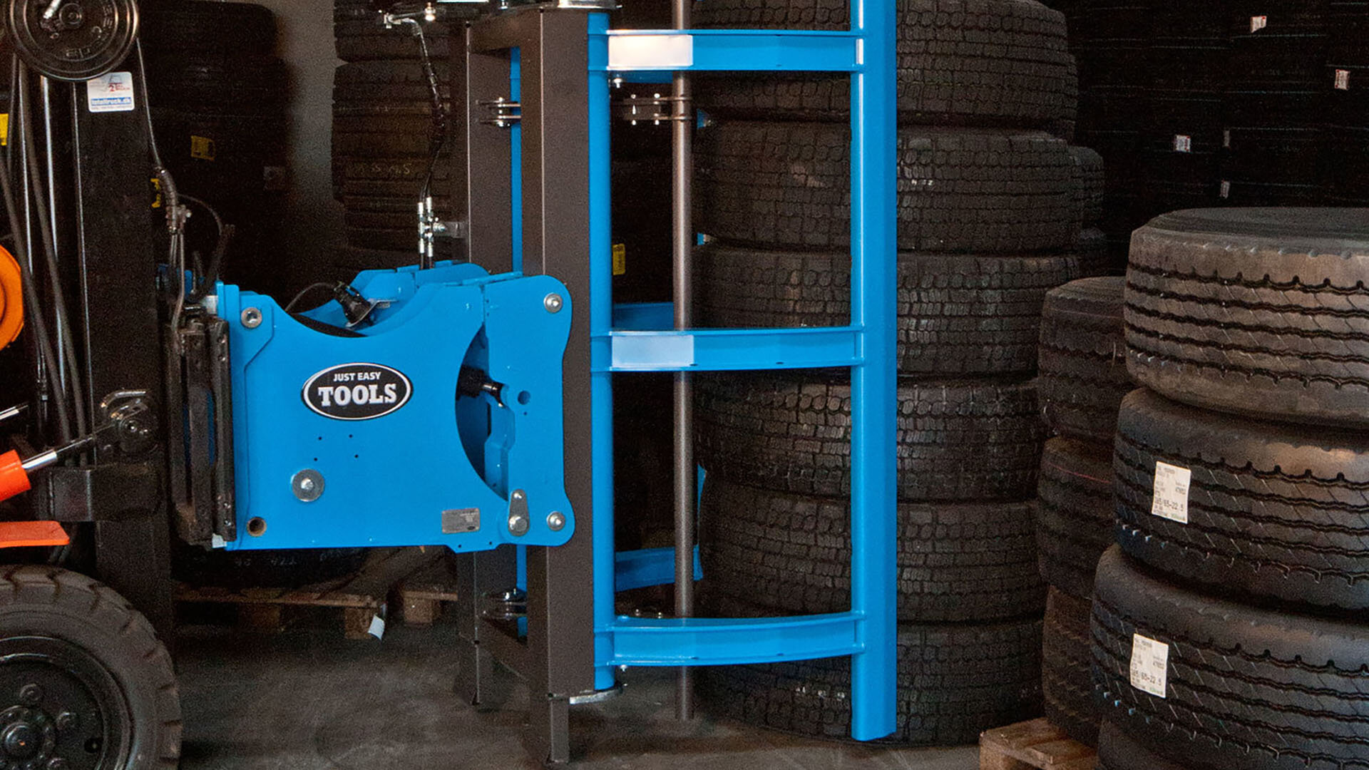 Easy Stacker 1200 - handling of stacks of truck tyres made safe and easy