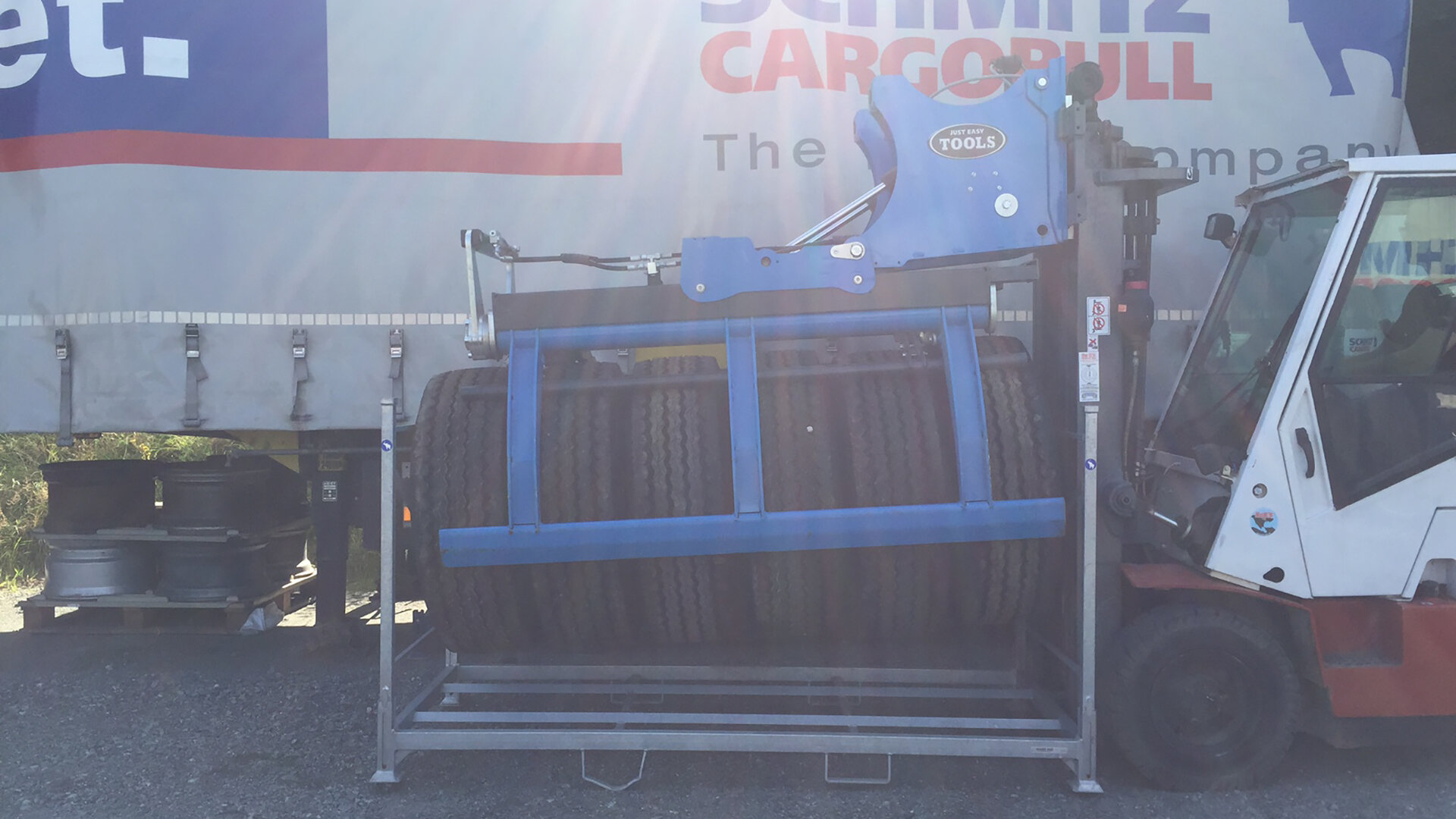 Load/unload truck tyres from trailer - safe and efficient with Easy Stacker 1200