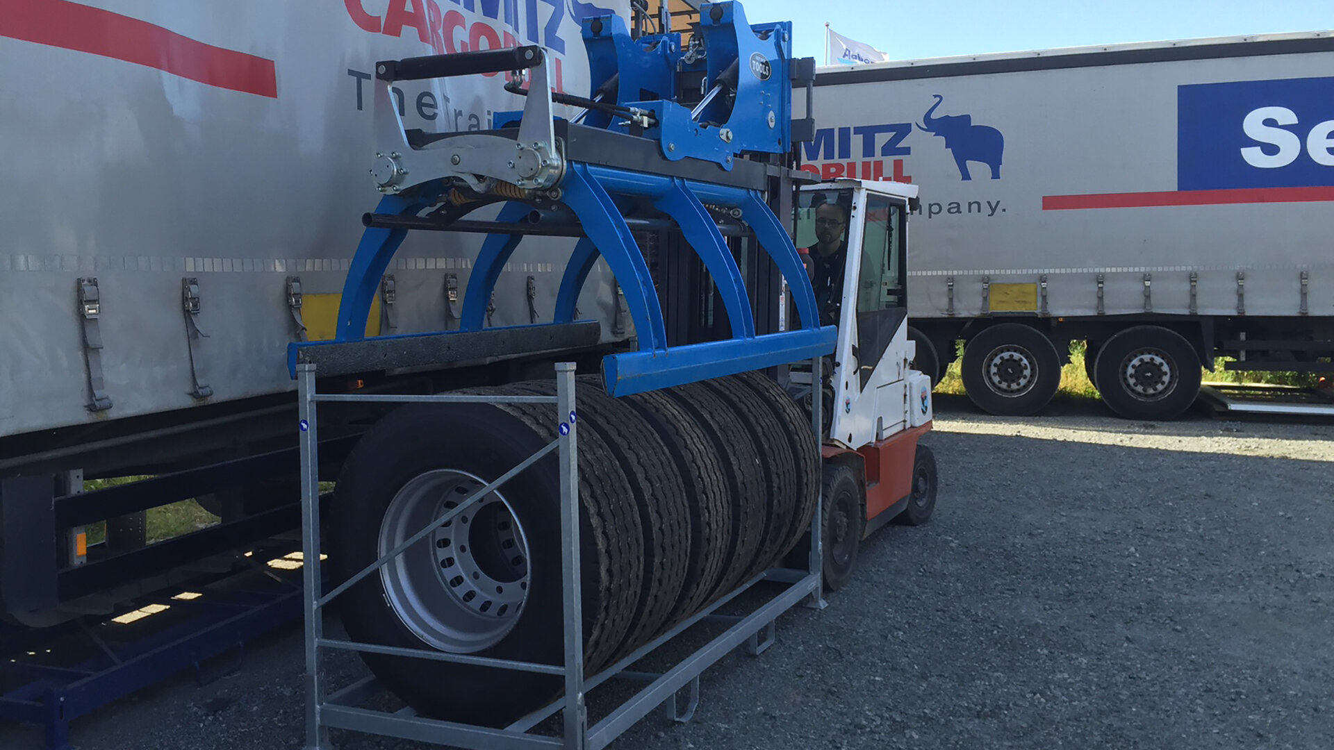 Charger/décharger des pneus de camion à partir d'une remorque - sûr et efficace avec Easy Stacker 1200