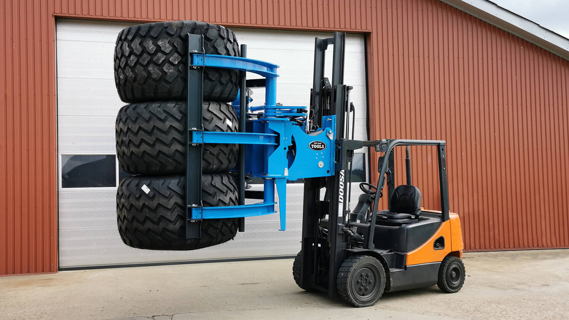 Easy Stacker 1600 - safe handling of stacks of small OTR and AGRO tyres