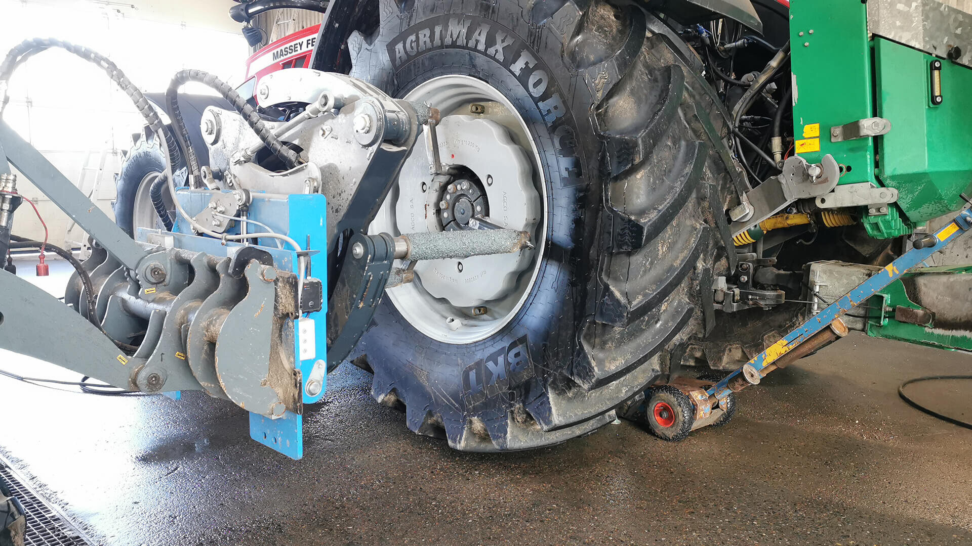 "Manuseamento seguro e eficiente dos pesos das rodas" Em colaboração com a Bejstrup Maskinstation, Dinamarca - desenvolvemos novas ferramentas de peso das rodas para o Easy Gripper.