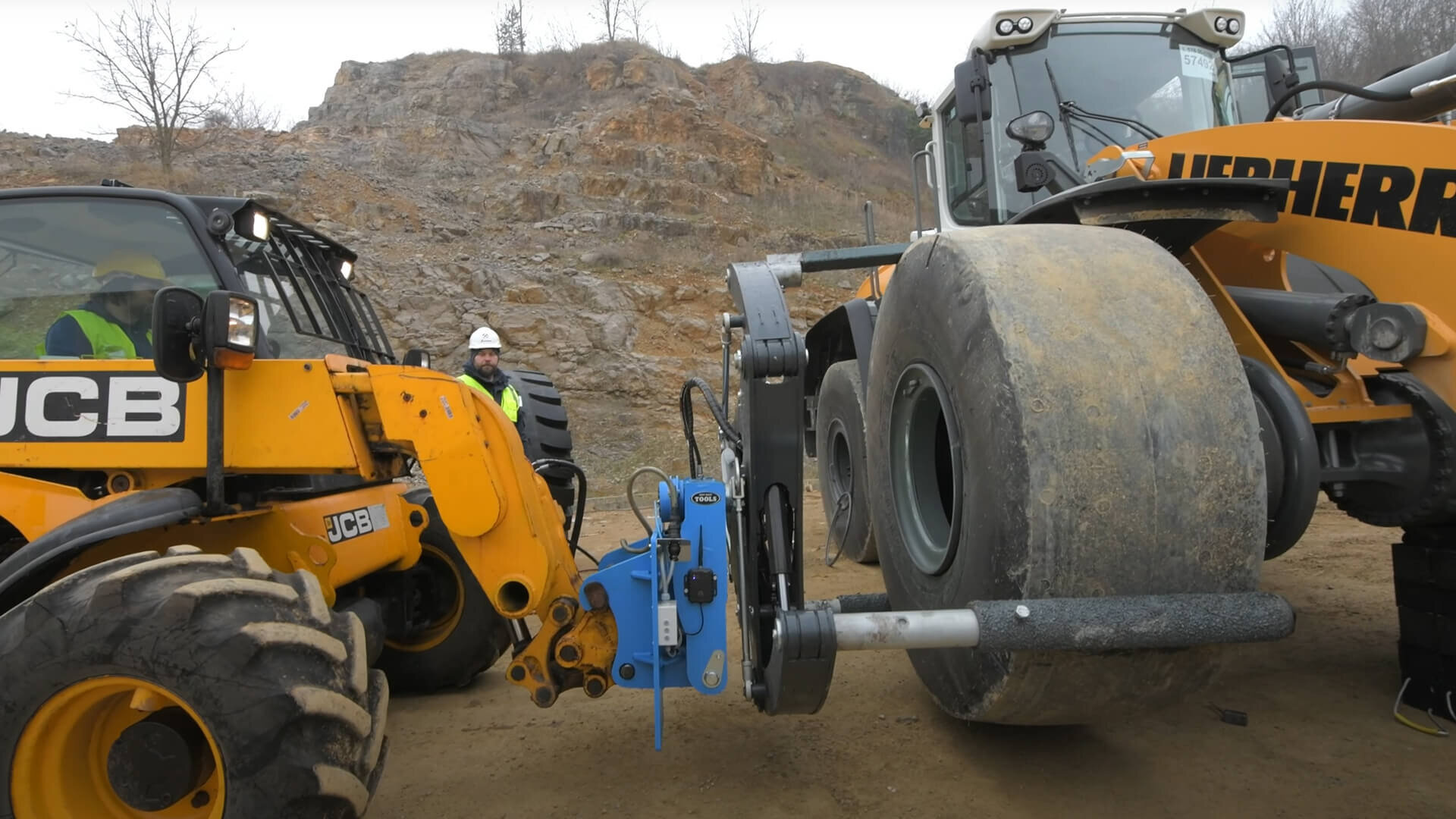 "ATRA Kecskemét Kft ofrece un servicio rápido y seguro, móvil e in situ, de neumáticos industriales de gran tamaño en Hungría, utilizando un Easy Gripper 2400-2T Compact.