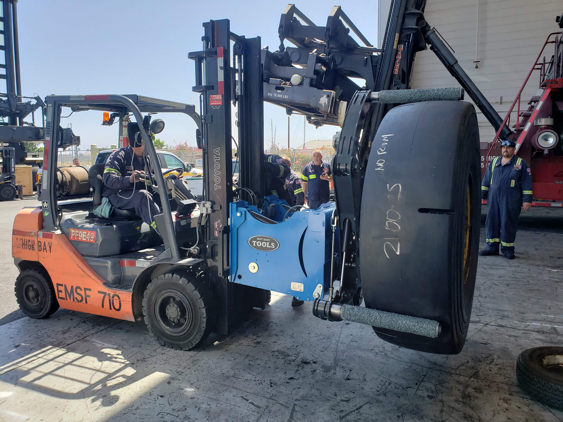 "Depuis septembre 2019, Fenix Marine Services, en Amérique du Nord, utilise quotidiennement un Easy Gripper 2400-2T dans le cadre de ses opérations de changement de pneus.