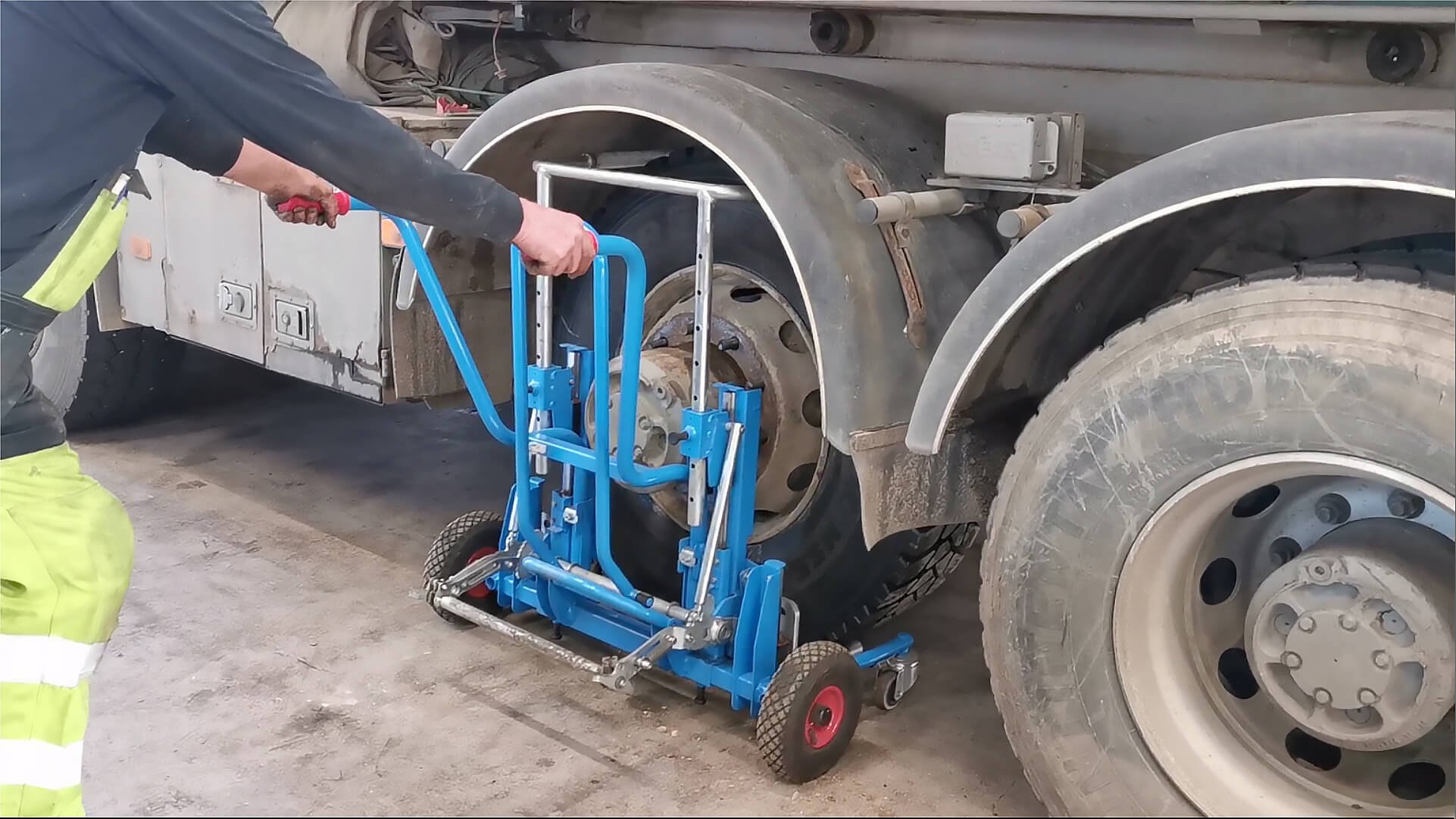 Easy Truck Trolley reduces manual and stressful operations