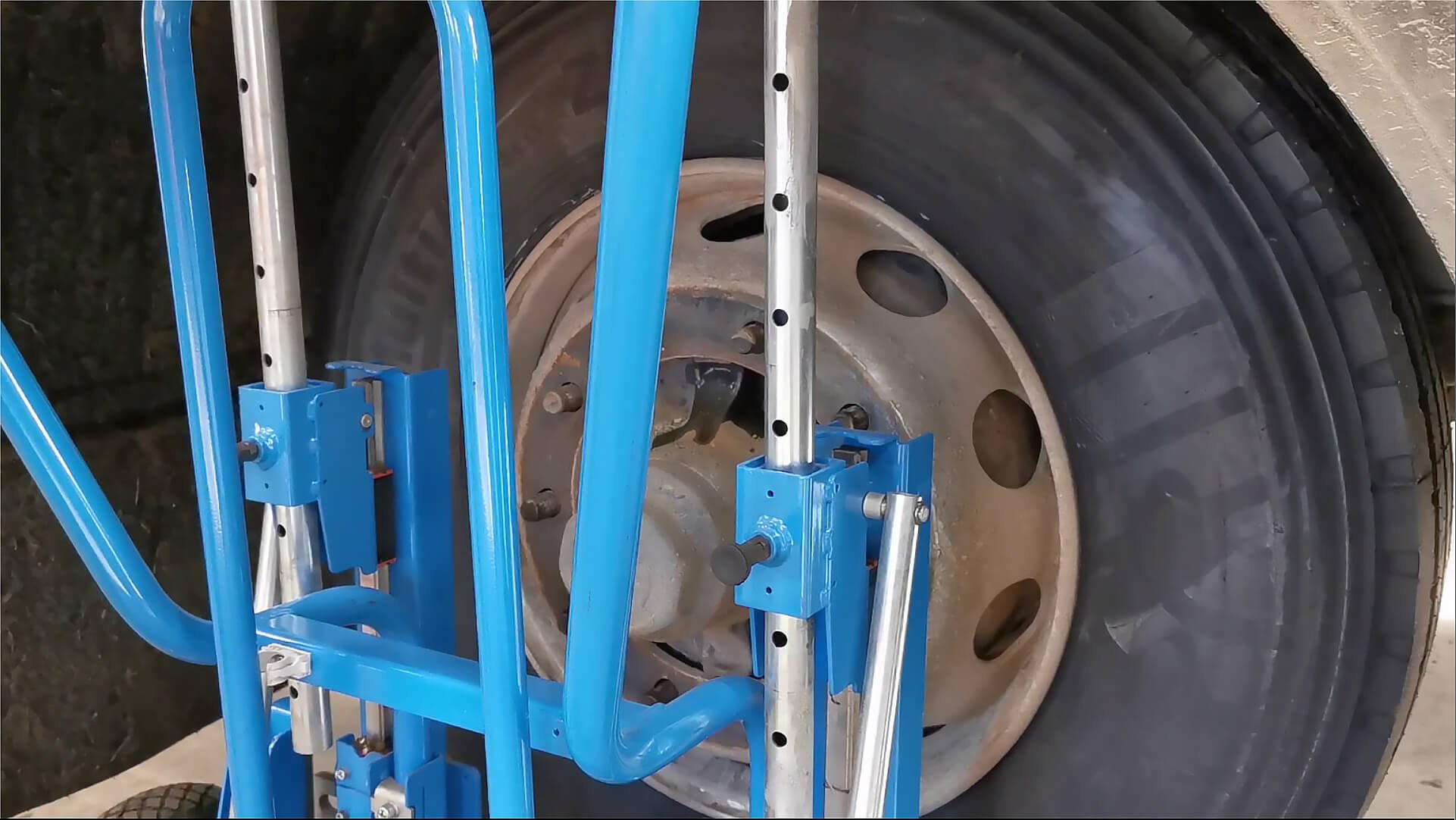 Fácil de girar la rueda a mano para alinear el cubo y los pernos mediante los rodillos incorporados