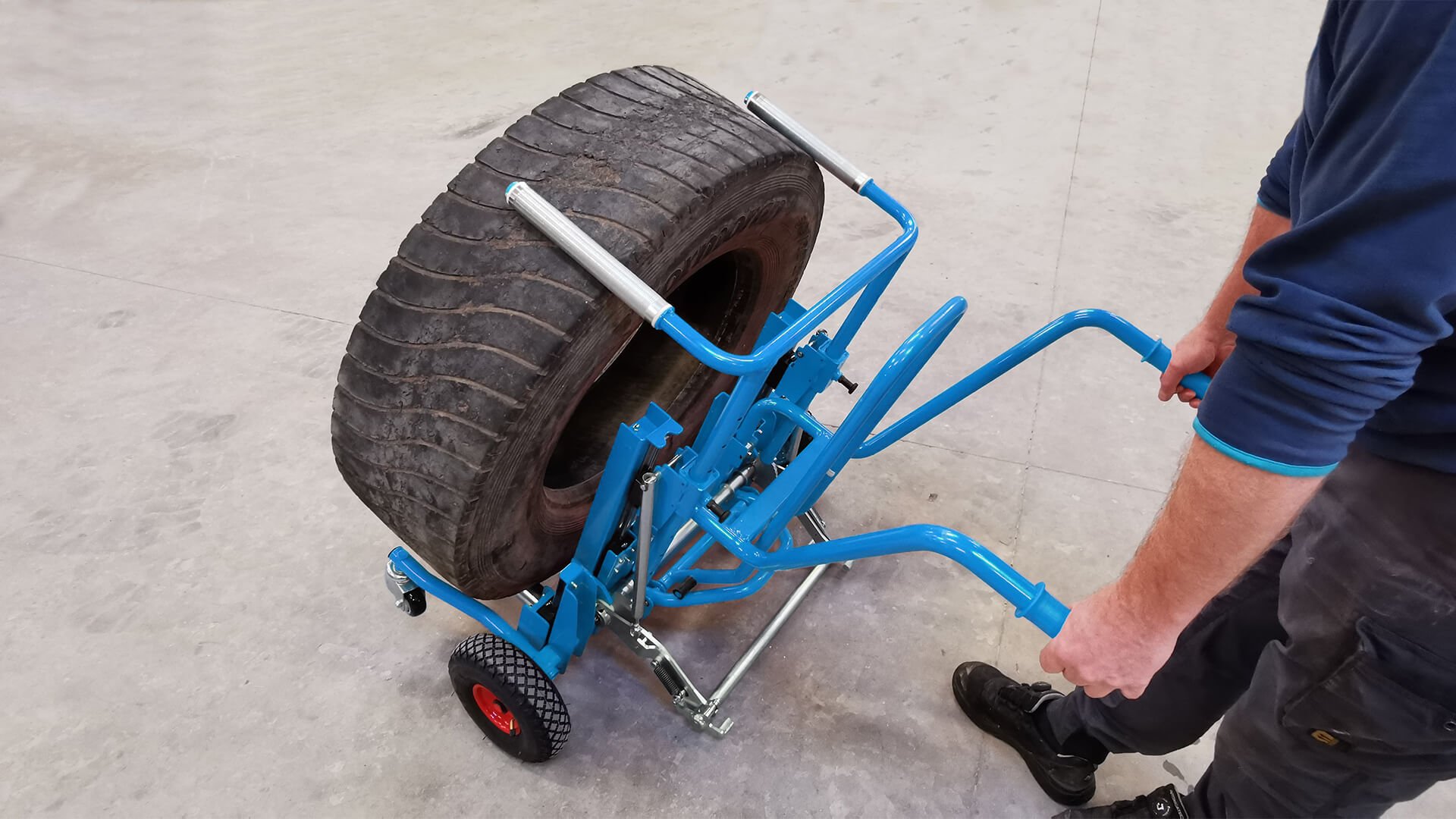 Easy to tilt the wheel forward and backward for precise positioning below fenders