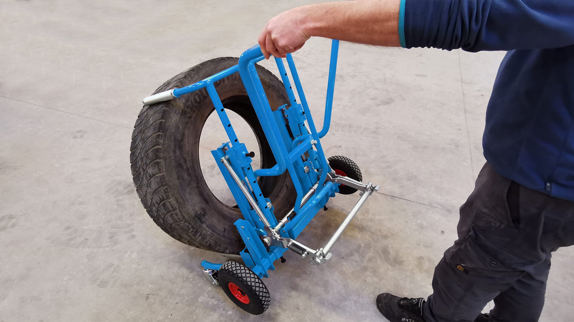 Easy to tilt the wheel forward and backward for precise positioning below fenders