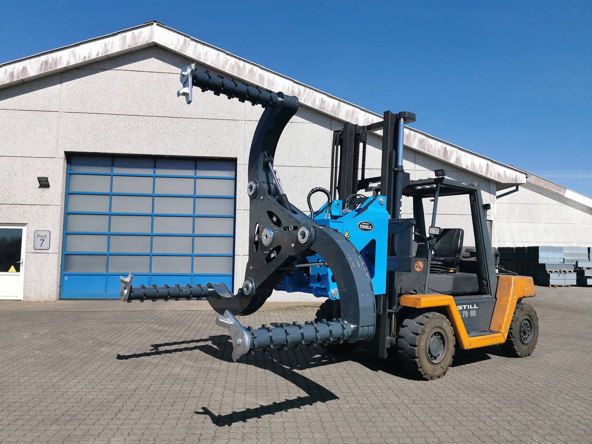 Easy Gripper 2800-3.2T handles OTR tyres up to 3.2 ton
