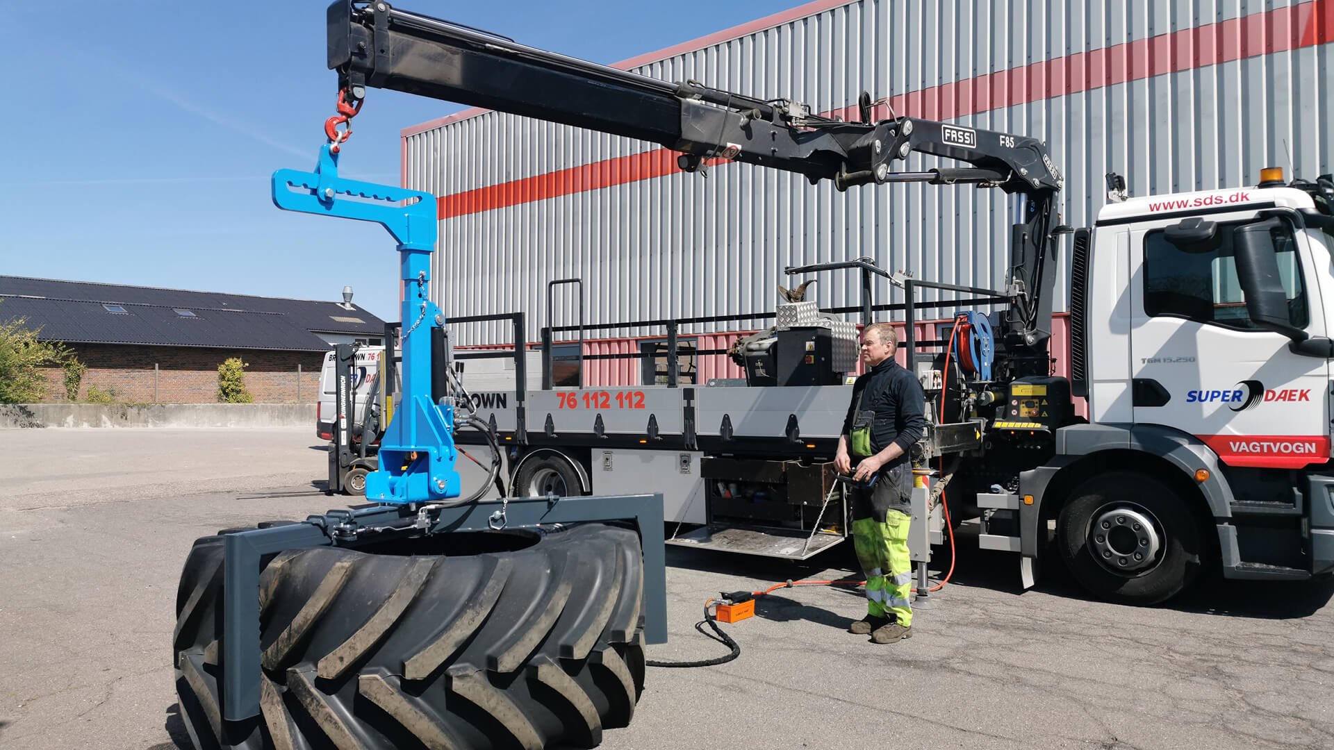 Easy Gripper La grue facilite le service mobile des pneus OTR