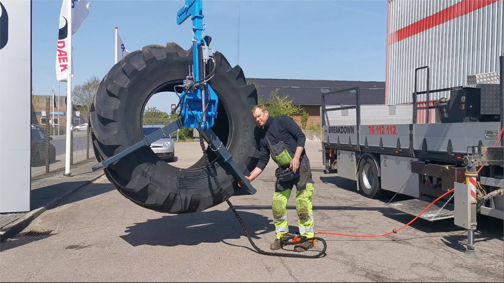 Easy Gripper Crane - easy ±25° rotation by hand for bolt alignment