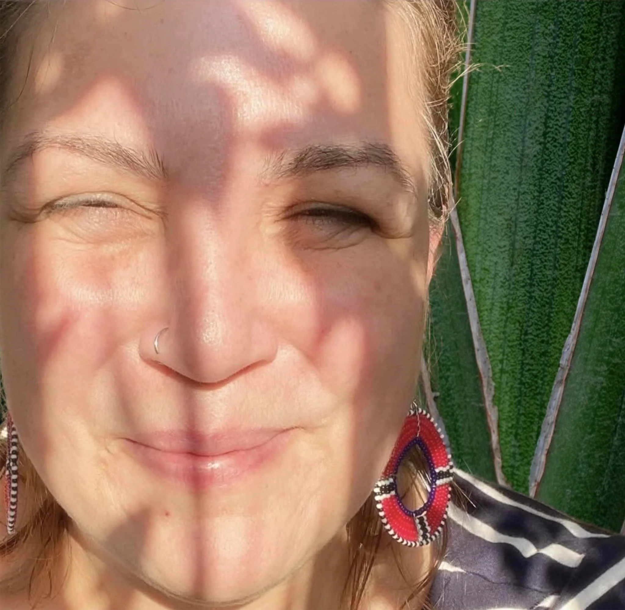 ✨Meet the face behind Montuna✨
¡Hola! I’m Jacoba (elle)—born in the mountains of Borikén (Puerto Rico) where we walk barefoot in the rain, sip café with neighbors at 3pm, and grow what we eat.
Those roots still guide