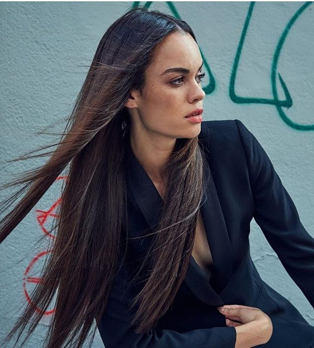 Straight locks 
@carmenperuzzini
Hair for @oribe 
Mua @nikobeaute 
Photo @meredithjenks 
Styling @paulmfrederick
.
.
.
.
.
.
.

#oribeobsessed #royalblowout #oribepro